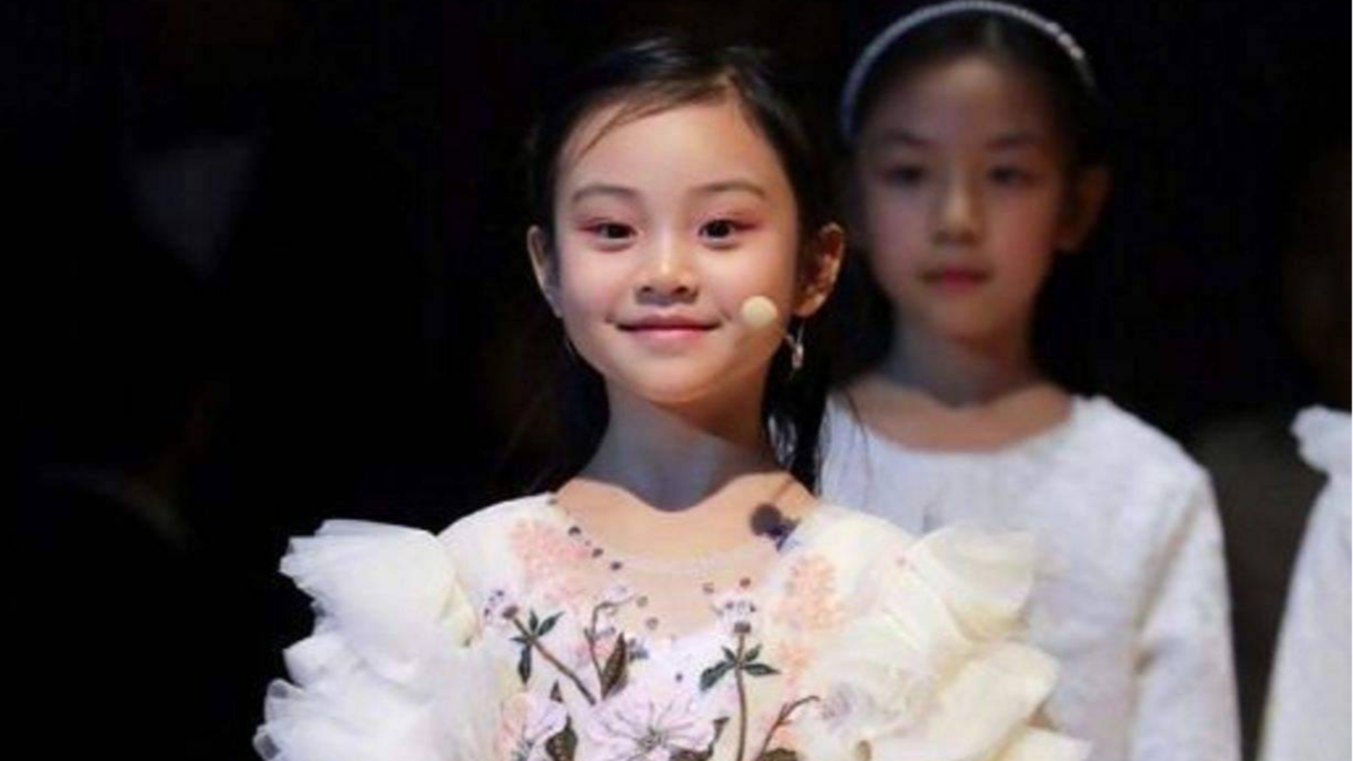 贾乃亮女儿领衔C位唱歌,弹钢琴时简直就是一个安静的小公主
